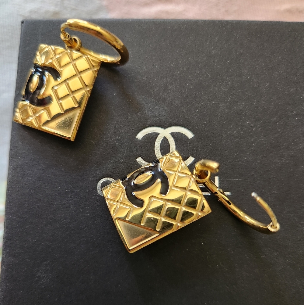 FASHION PEIRCED EARINGS.  ( PRODUCT NOT AFFILIATED WITH LOUIS-VUITTON ). - Picture 3 of 5